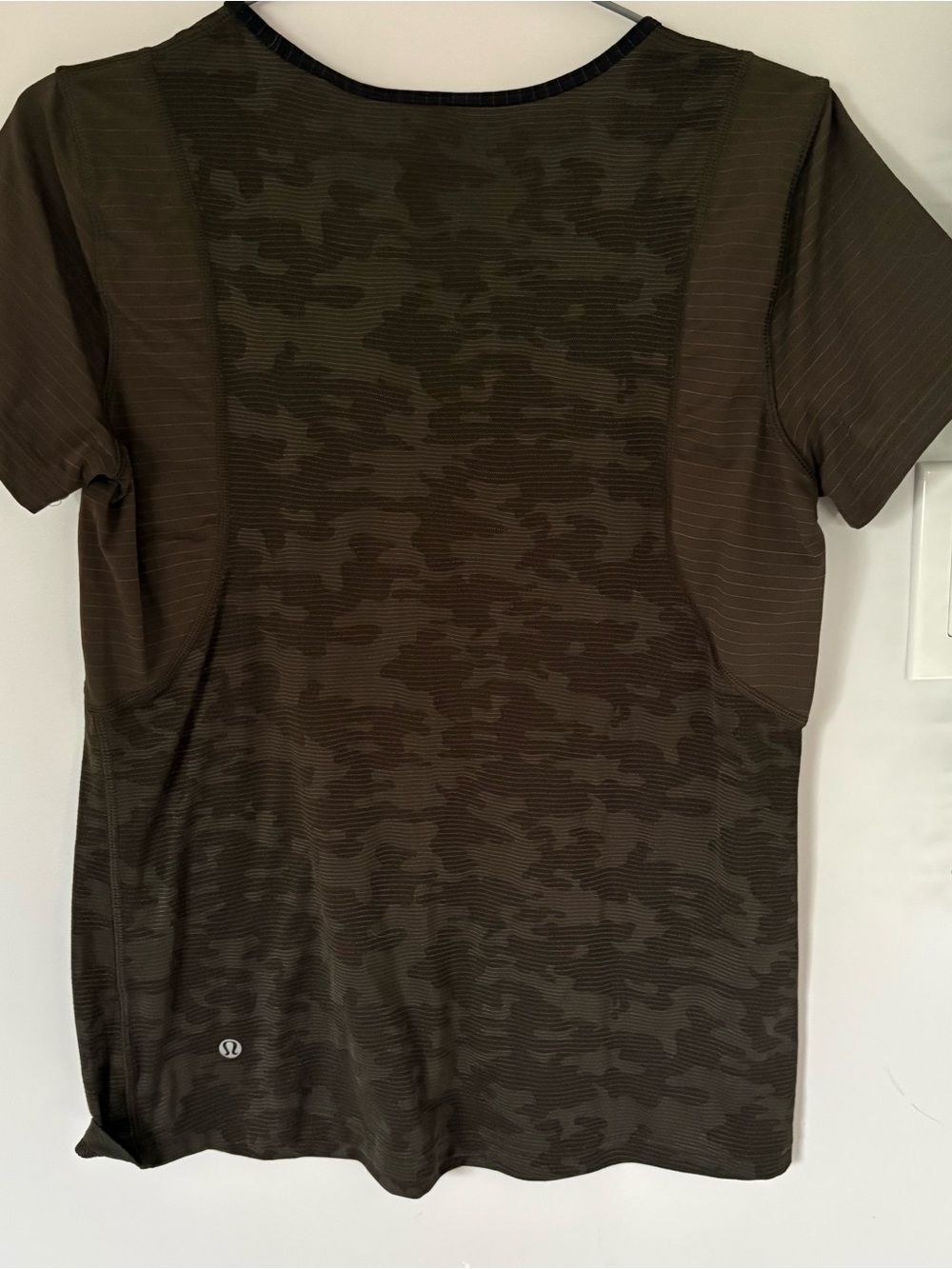 Lululemon Camo Short Sleeve Activewear Top | Dark Olive Green Camouflage Size 8 - Picture 3 of 5
